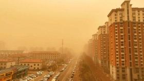 중국, 최악 황사에 휴교·도로 폐쇄…국내도 미세먼지 경보