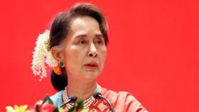'27년형' 미얀마 수치 고문, 독방서 가택연금으로 전환