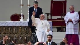 모터보트 탄 교황…베네치아 여자 교도소 찾아 위로