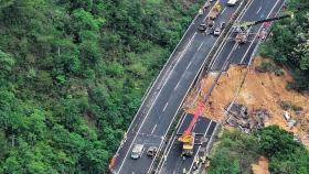 중국 광둥성서 고속도로 붕괴…차량 18대 추락·19명 사망