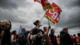 프랑스 수만명 노동절 시위…올림픽 오륜기 태우기도