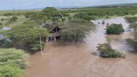 케냐 유명 사파리 관광지 폭우로 침수…관광객 대피