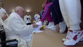 교황, 부활절 맞아 휠체어 타고 여성 재소자 발 씻겨줘