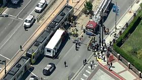 美 LA서 경전철-버스 충돌 사고...55명 부상