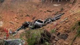 中 남부 폭우 뒤 고속도로 '와르르'...19명 사망·30명 부상