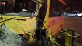 전북 전주에서 미니버스-승용차 충돌...12명 부상