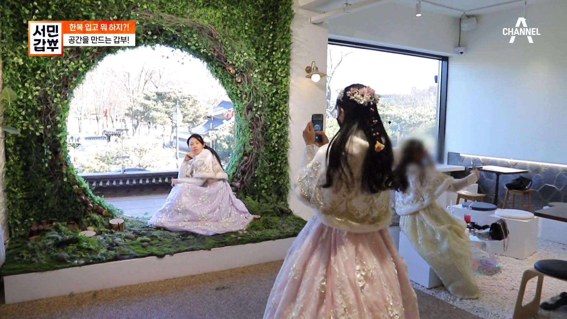한복 입고 뭐하지?! 갑부네 카페가야지(♥_ ♥) 한복과 어울리는 전통 공간까지 만든 갑부 | ZUM TV