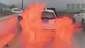 [앉아서 세계 속으로]中 빗길 도로 지나는 차량, 물웅덩이 밟은 후 전소