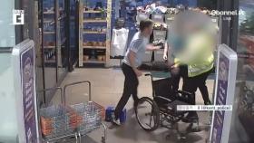 휠체어서 벌떡 일어나 ‘퍽퍽’…남성 정체는?