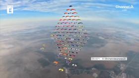 세계 최대 104개 낙하산 쇼…베테랑 다이버들 ‘완벽 호흡’