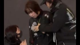 [앉아서 세계 속으로]노래 부르다 ‘암흑’…中 공연 중 퇴장당한 日 가수