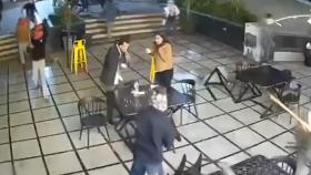 [앉아서 세계 속으로]의자 부수고 유리창 와장창…카페 습격사건