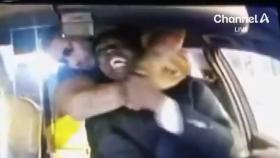 [앉아서 세계 속으로]택시기사 목 뒤에서 팔 감아 ‘초크홀드’