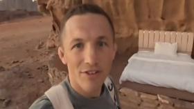 [앉아서 세계 속으로]숙소라더니…사막에 덩그러니 침대만