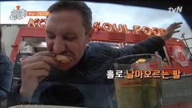 한국의 양념치킨을 맛보고 충격에 빠진 일행들!
