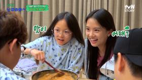 셰프로 변신한 준수와 그걸 지켜보는 재시X사랑이♥︎ 준수표 오므라이스의 맛은? | tvN STORY 221021 방송