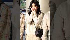 Praying? She can't open her eyes because she's blinding #아일릿 #illit #kpop #디스패치 #dispatch