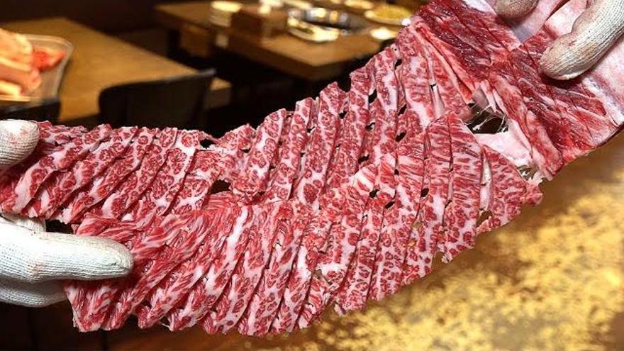 30년 칼집 내공! 그물 생갈비? 압도적 비주얼의 부드러운 국내산 생갈비 Meat masters net-shaped beef ribs - Korean food | ZUM TV