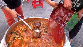 선지국밥 Only $4 ? Amazing Unlimited Refill Ox Blood Rice Soup in the 5-day market - Korean street food