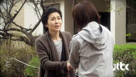 갑자기 김희애를 붙잡는 남윤정