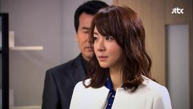 사외이사에서 물러나는 제니퍼의 악수를 거부하는 수지