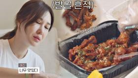 ＂너무 맛있다...＂ 고삐 풀린 윤혜진의 매운 닭발 발골쇼↗ | JTBC 210601 방송