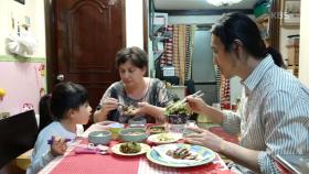 저녁식사로 하루를 마무리하는 가족