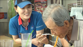 손자가 운영하는 피자 가게에서 식사를 하는 할아버지