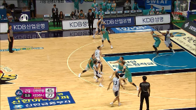 45:27로 압도적인 점수차로 신한은행이 우세!