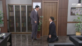 회사에서 살아남기 위해 무릎 꿇은 김응수