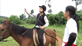 달리는 말 위에서 화살을 쏘는 아이들