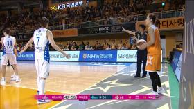 WKBL 여자농구 [KB스타즈 : 우리은행] 쉽게 좁혀지지 않는 양팀의 점수차