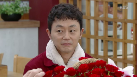 김해숙에게 꽃 바구니를 주며 사과하는 이원재가족들