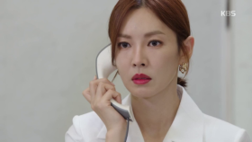 직원들이 걱정할 정도로 힘들어하는 김소연, 그녀에게 걸려온 전화의 내용은...?