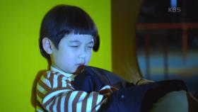 ＂혹시 네가 힘찬이니?＂ 놀이터에서 잠든 김시우를 찾은 경찰! | KBS 220920 방송