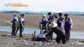 ✨세윤 멋짐 폭발✨ 갯벌에 발 빠진 스태프 구하러 무릎까지 꿇는 남자~ | KBS 220925 방송