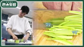 ‘한식조리기능사’ 원조 요섹남 박수홍, 놀랍도록 정갈한 칼질! 이것이 박수홍 스타일 | KBS 221028 방송