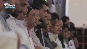 알마마르 모스크에서 기도하는 사람들 | KBS 250513 방송