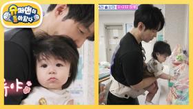 부전자전~ 장난감 좋아하는 건 유전? 새 장난감에 눈을 못 떼는 형탁 아빠와 하루 | KBS 251015 방송