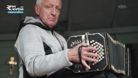 길거리에서 들리는 반도네온 소리에 춤추는 사람들 | KBS 251121 방송