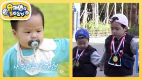 지난번과는 다르다! 유아차에서 내려 처음으로 도로를 걸어보는 우형제♥ | KBS 251126 방송