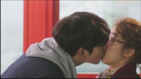 안효섭, 유인나에 기습 키스!