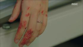 병원으로 이송된 한효주, 피 묻은 '결혼반지'