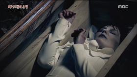 작은 마을의 공동묘지에서 기이한 일들이 벌어지는 사연은?