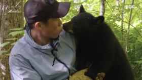 곰과 함께 산을 오르는 유해진 ＂곰하고 산책을 할 줄이야...＂