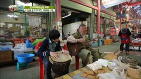 시장을 들썩이게 한 아빠와 아들!