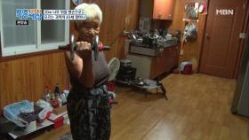 거대한 아령(?)을 들고 운동하시는 할머니?!?