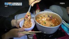 집게로 먹는 맛있는 문어라면!