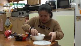 점심으로 컵라면을 먹으려는 두 딸 MBN 240323 방송