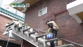 아들을 업고 계단을 올라가는 엄마 MBN 251103 방송